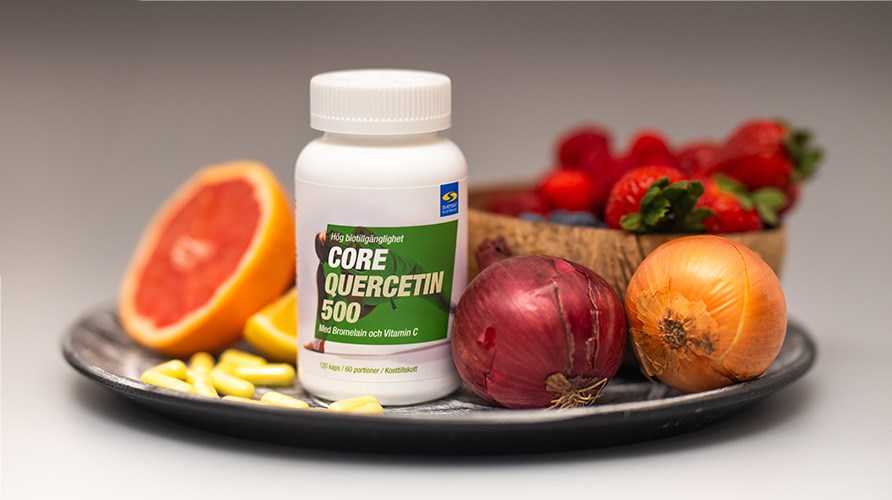 Produkten "Core Quercetin 500" str p en tallrik tillsammans med frukt och br som r rika p quercetin. 